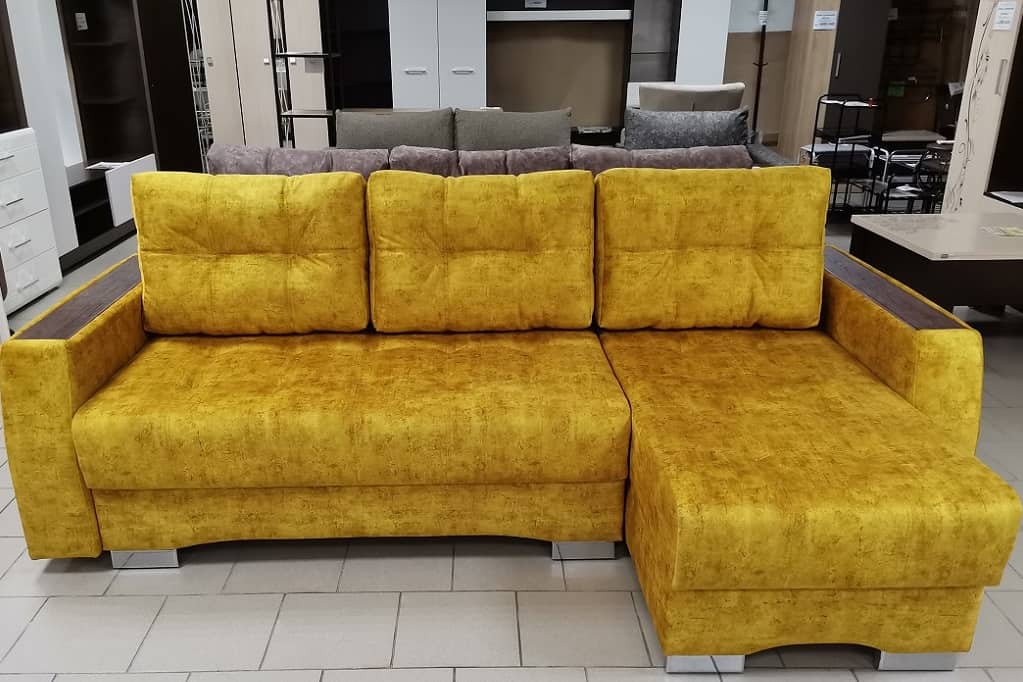 Фото углового дивана желто-песочного цвета в велюре Fresca Угловой диван желто-песочного цвета в велюре Fresca