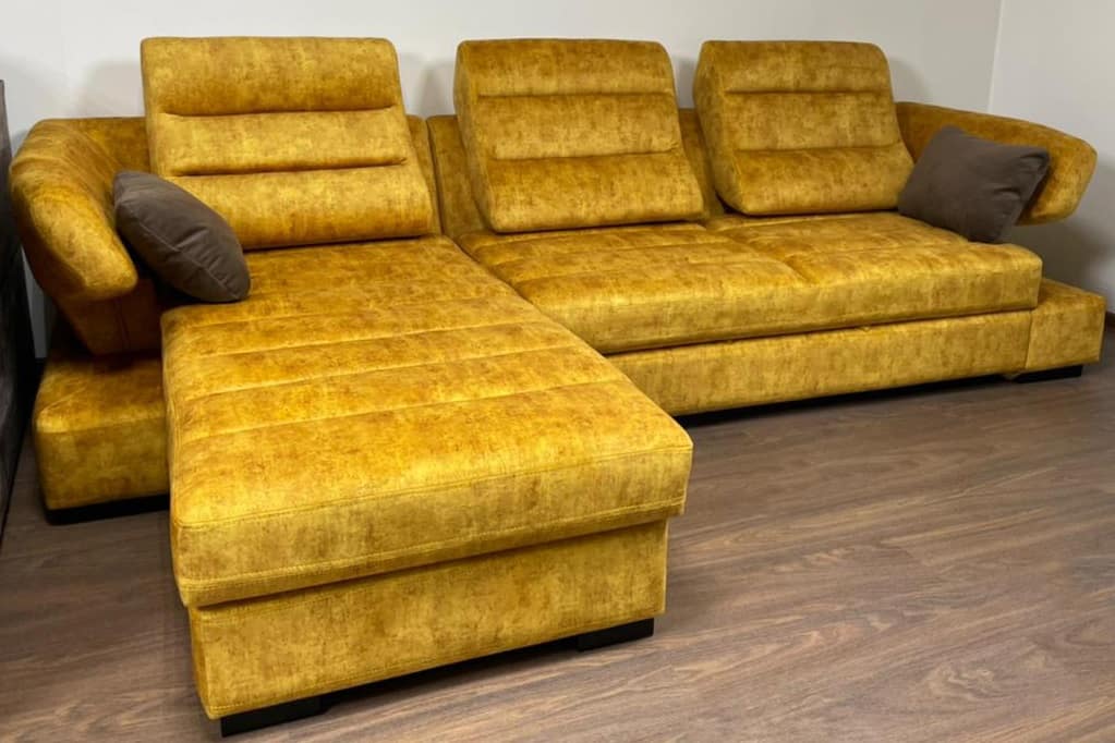 Угловой диван с оттоманкой в велюре Fresca yellow