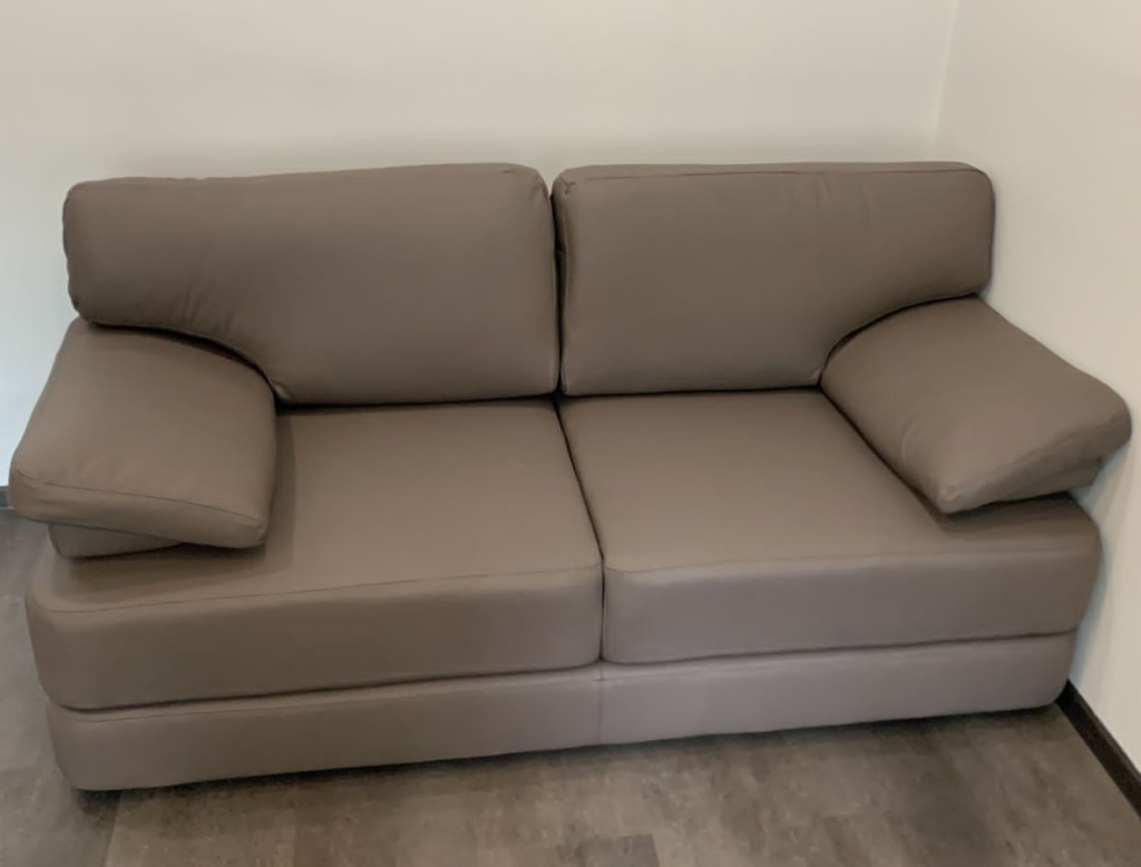 Фото кожаного дивана Таис светло-серого цвета Фото кожаного дивана Таис светло-серого цвета