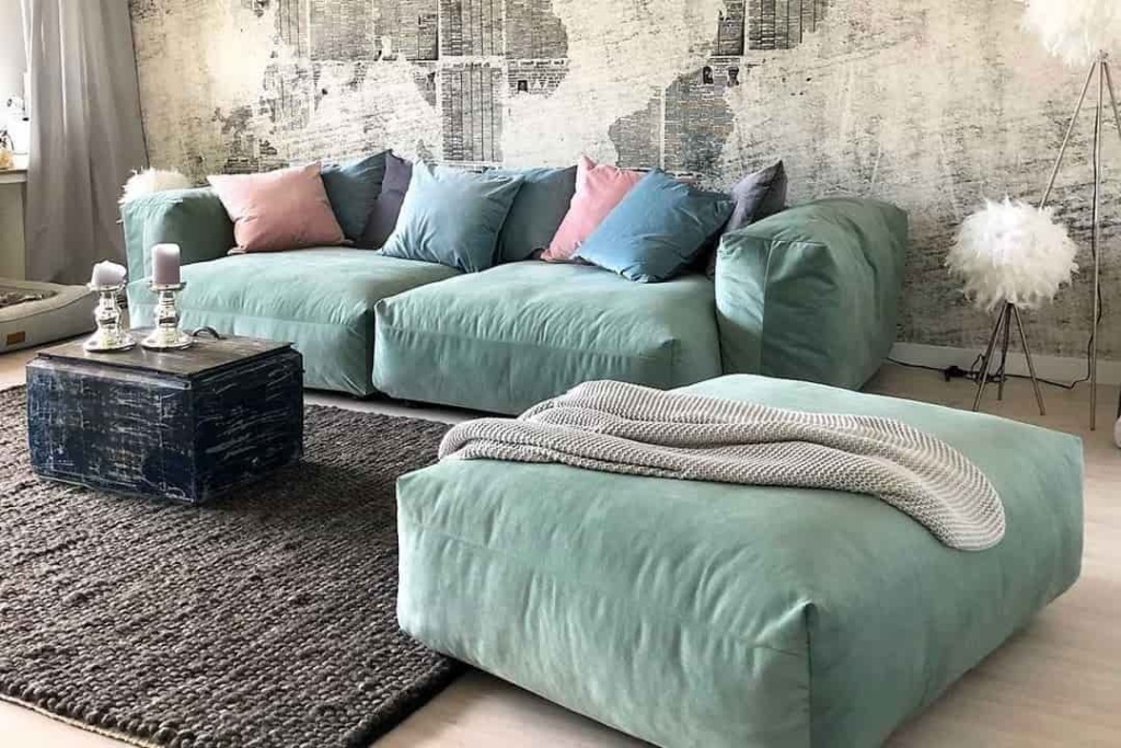 Фото дивана Фиджи в интерьерном стиле Loft с пуфом