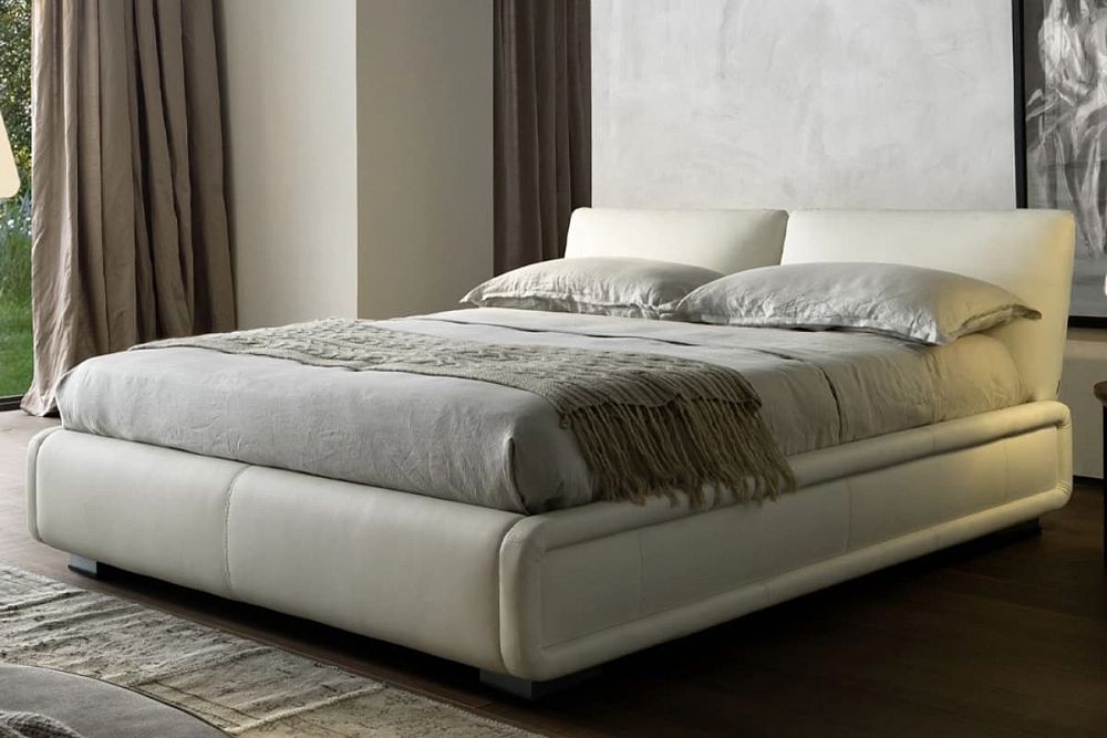 Кожаная кровать Румия в белой натуральной коже в интерьере спальной комнаты — купить в Restmebel.ru