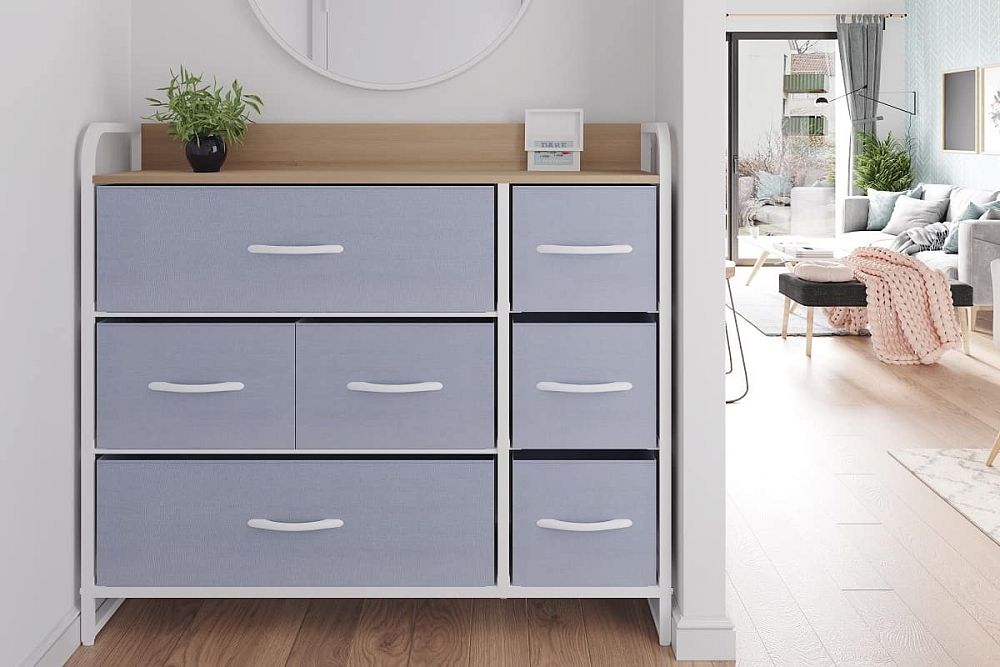 Комод на белом металлическом каркасе Ноа с 7 ящиками в интерьере спальной комнаты