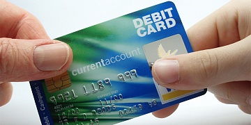 Покупки с помощью дебетовых и кредитных карт