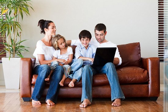 Как выбрать диван семье с детьми?